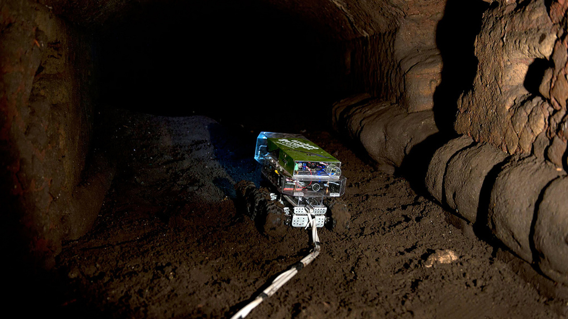 Archeorobot-inside-tunnels